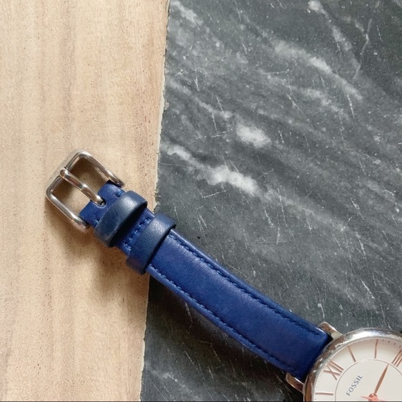 FOSSIL• navy blue and silver genuine leather watch - Picture 4 of 8
